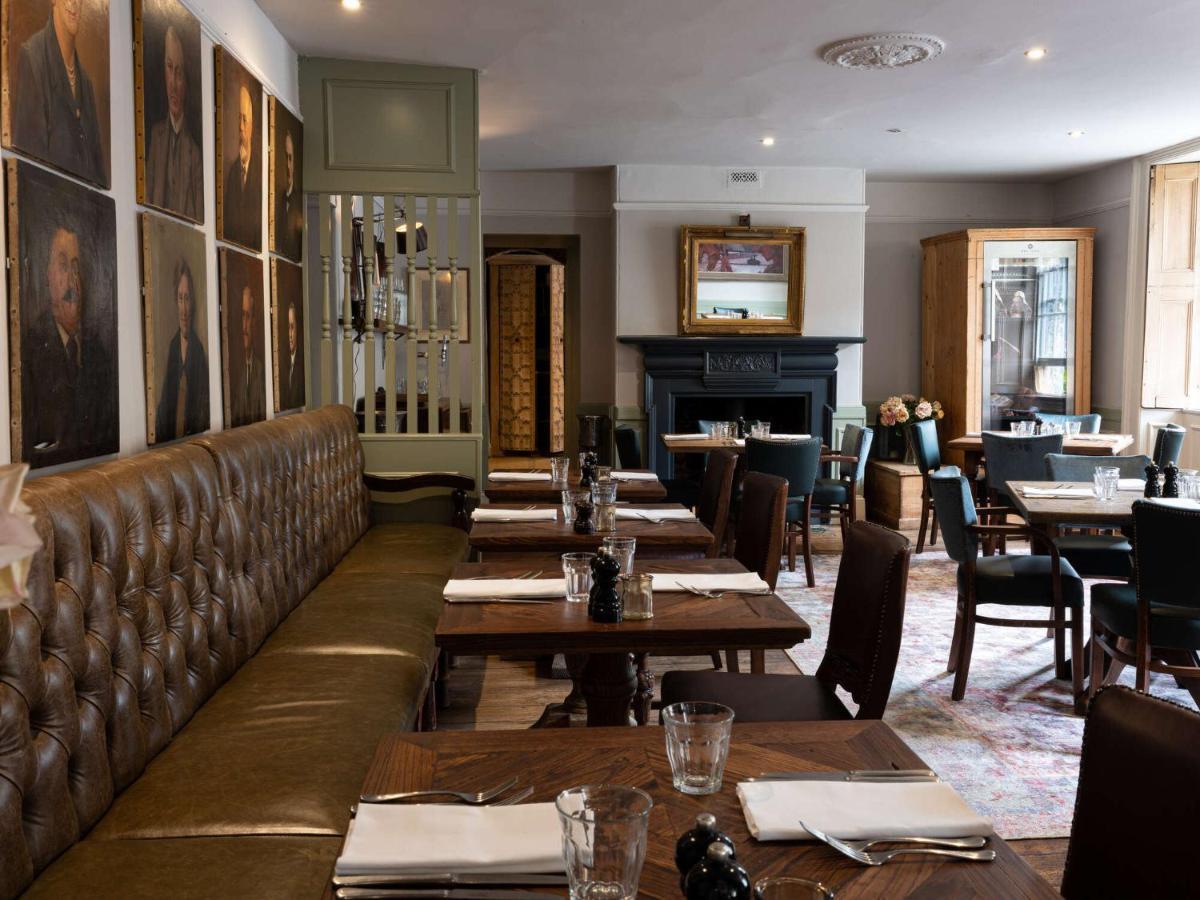 The Wheatsheaf Inn 버튼온더워터 외부 사진